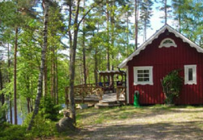 Stuga i Bjärnum - 2 stugor med bastu och bubbelpool direkt vid sjön