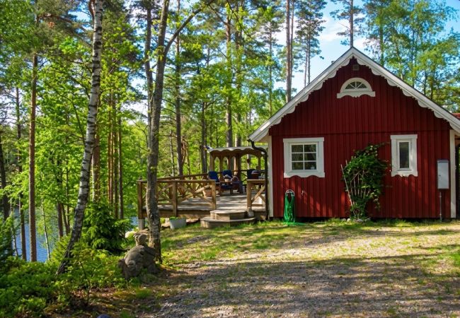 Stuga i Bjärnum - 2 stugor med bastu och bubbelpool direkt vid sjön