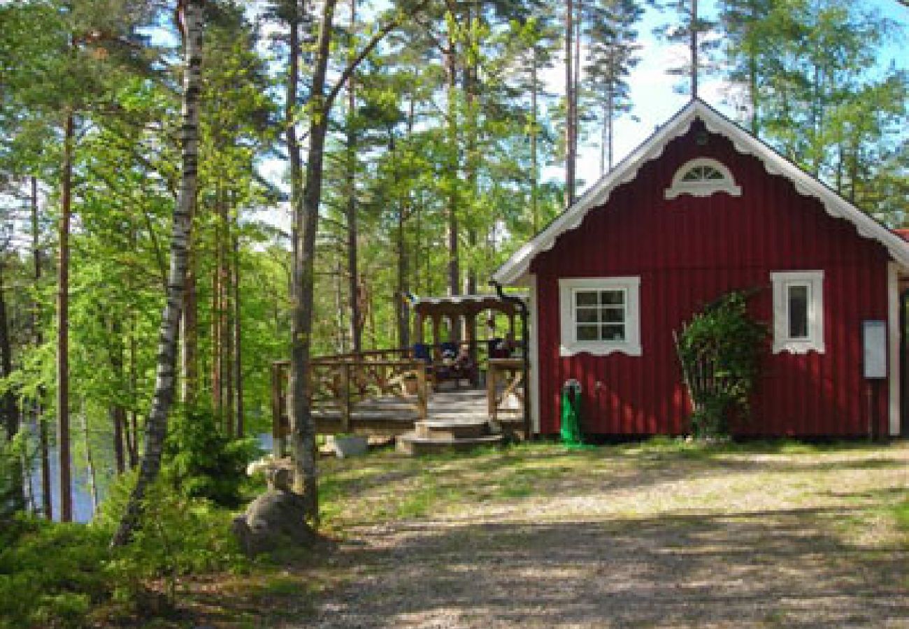 Stuga i Bjärnum - 2 stugor med bastu och bubbelpool direkt vid sjön