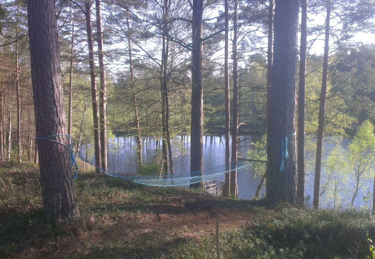 Stuga i Bjärnum - 2 stugor med bastu och bubbelpool direkt vid sjön