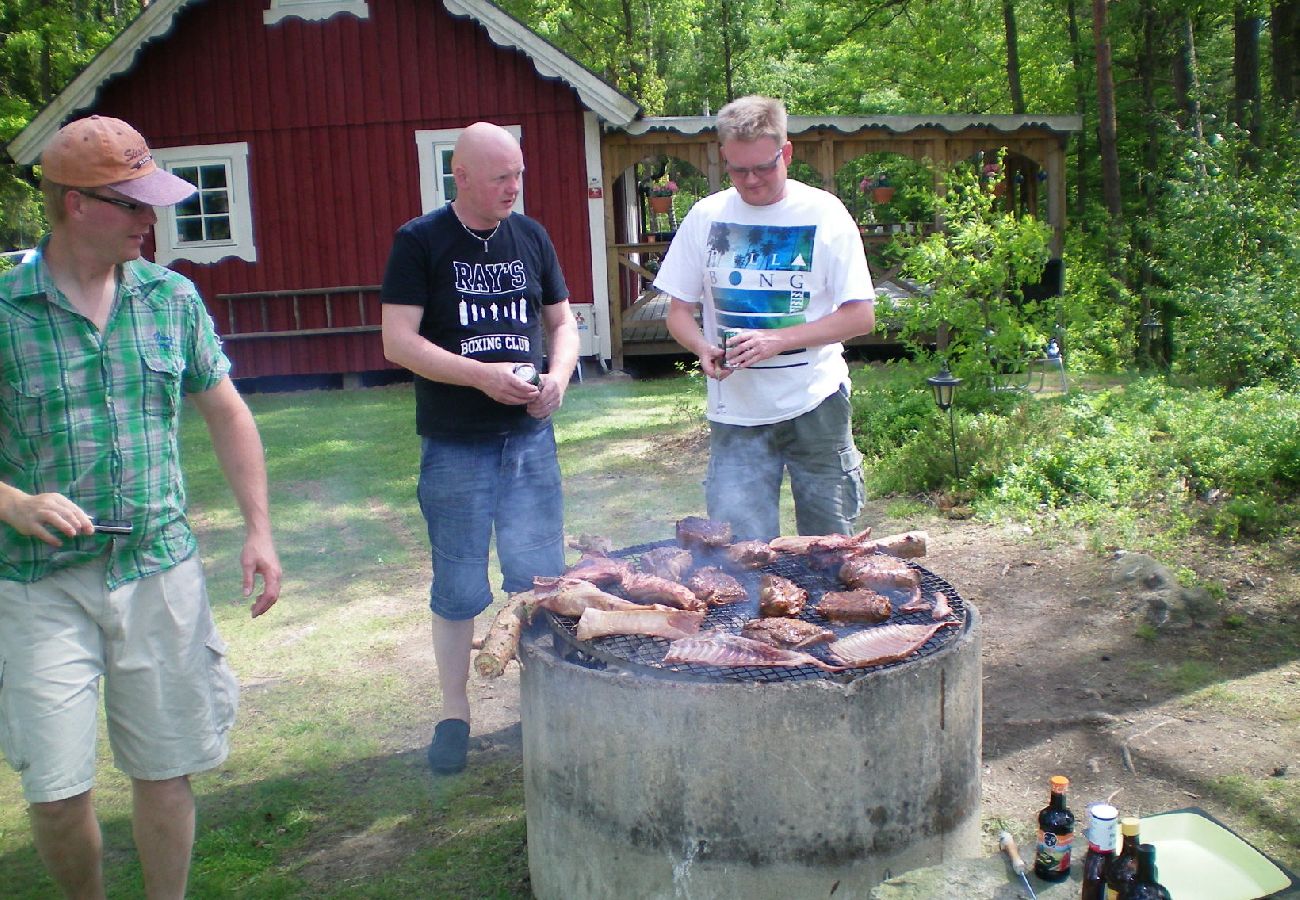 Stuga i Bjärnum - 2 stugor med bastu och bubbelpool direkt vid sjön