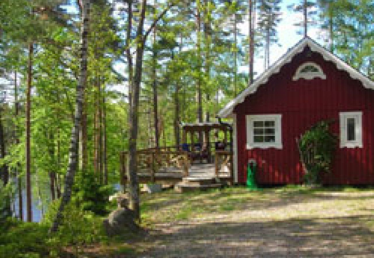 Stuga i Bjärnum - 2 stugor med bastu och bubbelpool direkt vid sjön