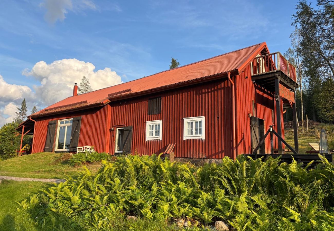Stuga i Hagfors - Semester mitt i Värmlands skogar i avskilt läge