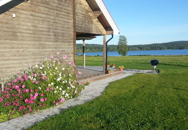 Stuga i Storå - Timmerhus vid sjön med hög standard