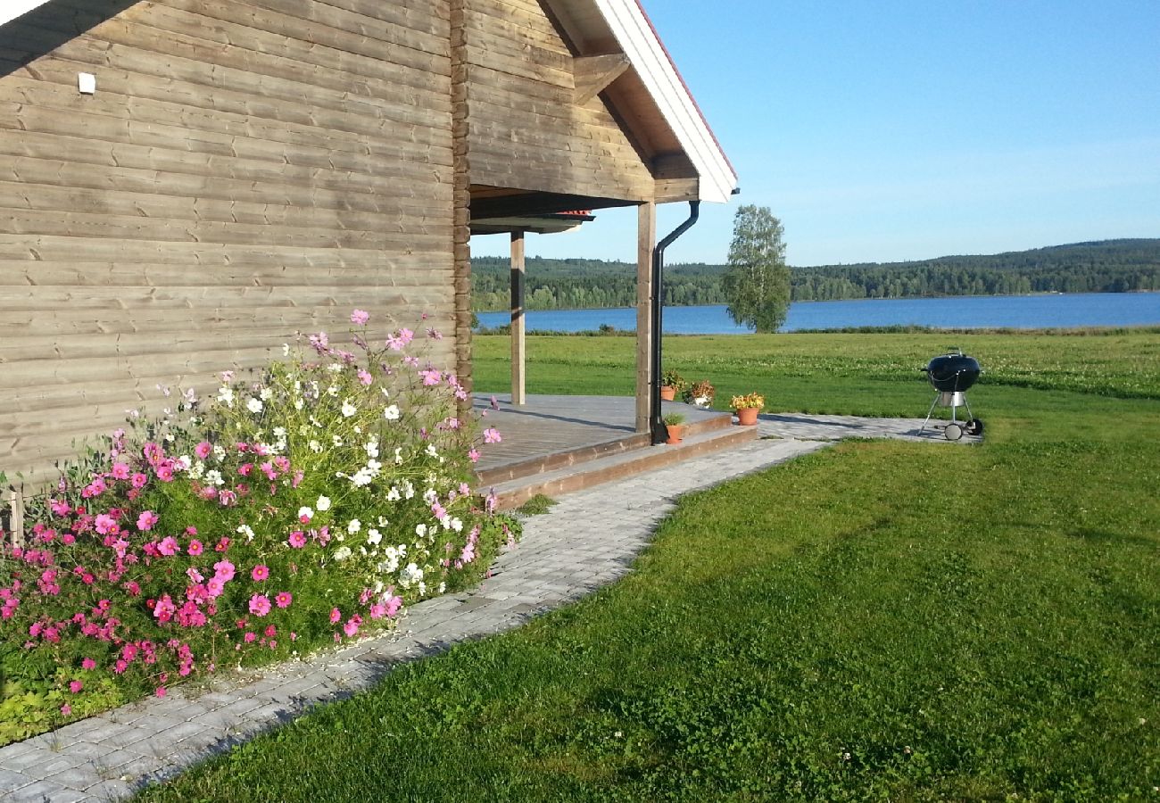 Stuga i Storå - Timmerhus vid sjön med hög standard