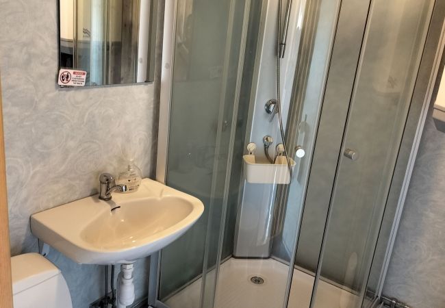 Stuga i Köpingsvik - På Öland vid en privat sjö Stuga i Köpingsvik - På Öland vid en privat sjö