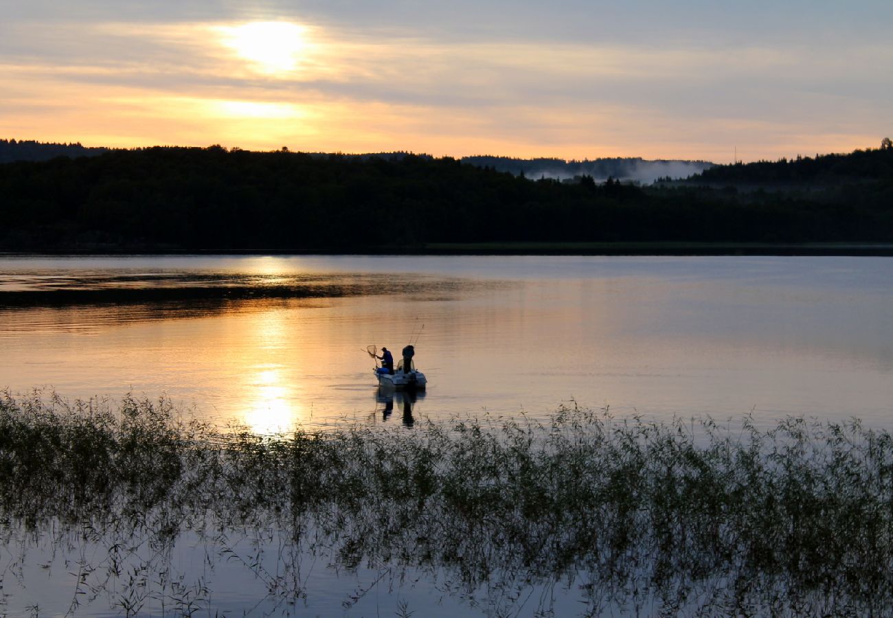 Stuga i Ulricehamn - Sjöstuga vid sjön Åsunden för fiske, bad eller bara avkoppling