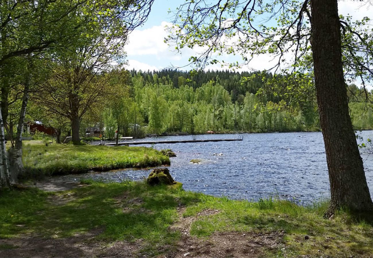 Stuga i Hultsfred - Semesterparadis vid sjön nära Hultsfred