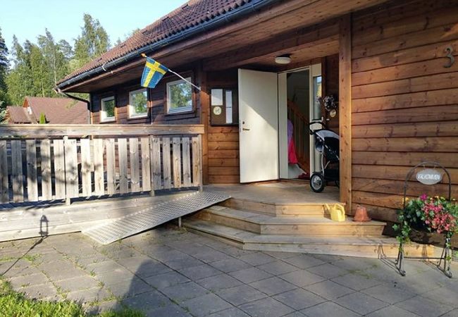 Stuga i Motala - Stort fritidshus vid Vättern med egen bastu