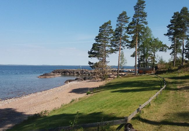 Stuga i Motala - Stort fritidshus vid Vättern med egen bastu