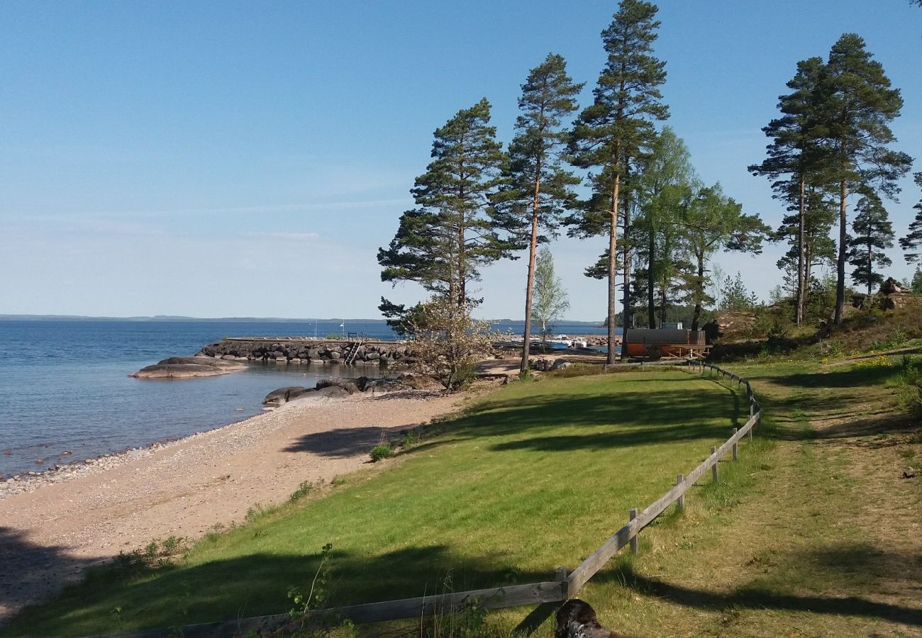 Stuga i Motala - Stort fritidshus vid Vättern med egen bastu