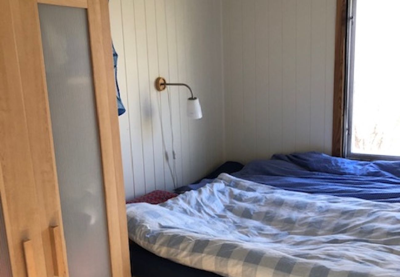 Stuga i Gustavsfors - Stuga med sjöutsikt vid sjön Lelången med båt