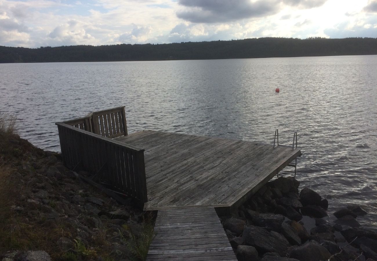 Stuga i Gustavsfors - Stuga med sjöutsikt vid sjön Lelången med båt