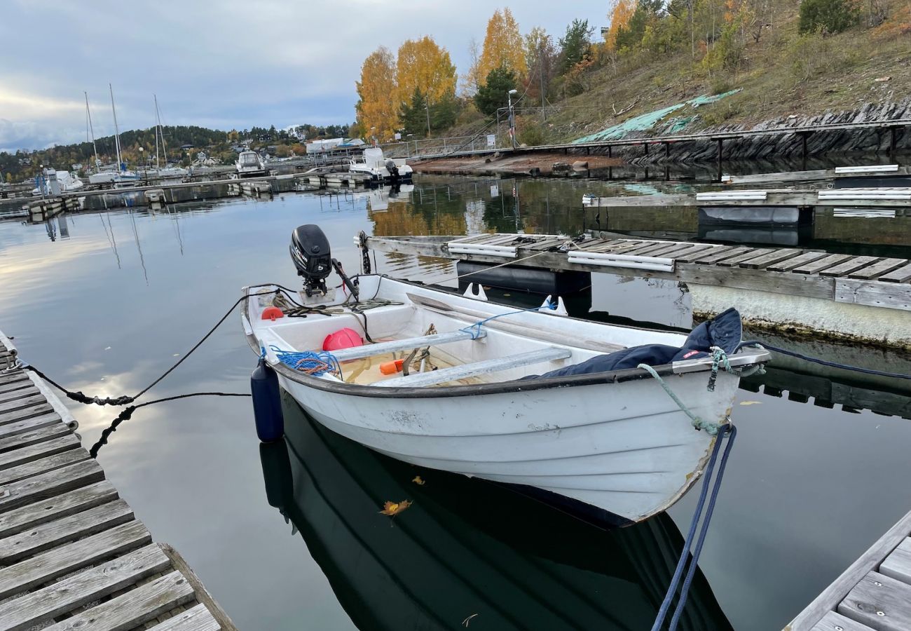 Stuga i Gustavsfors - Stuga med sjöutsikt vid sjön Lelången med båt