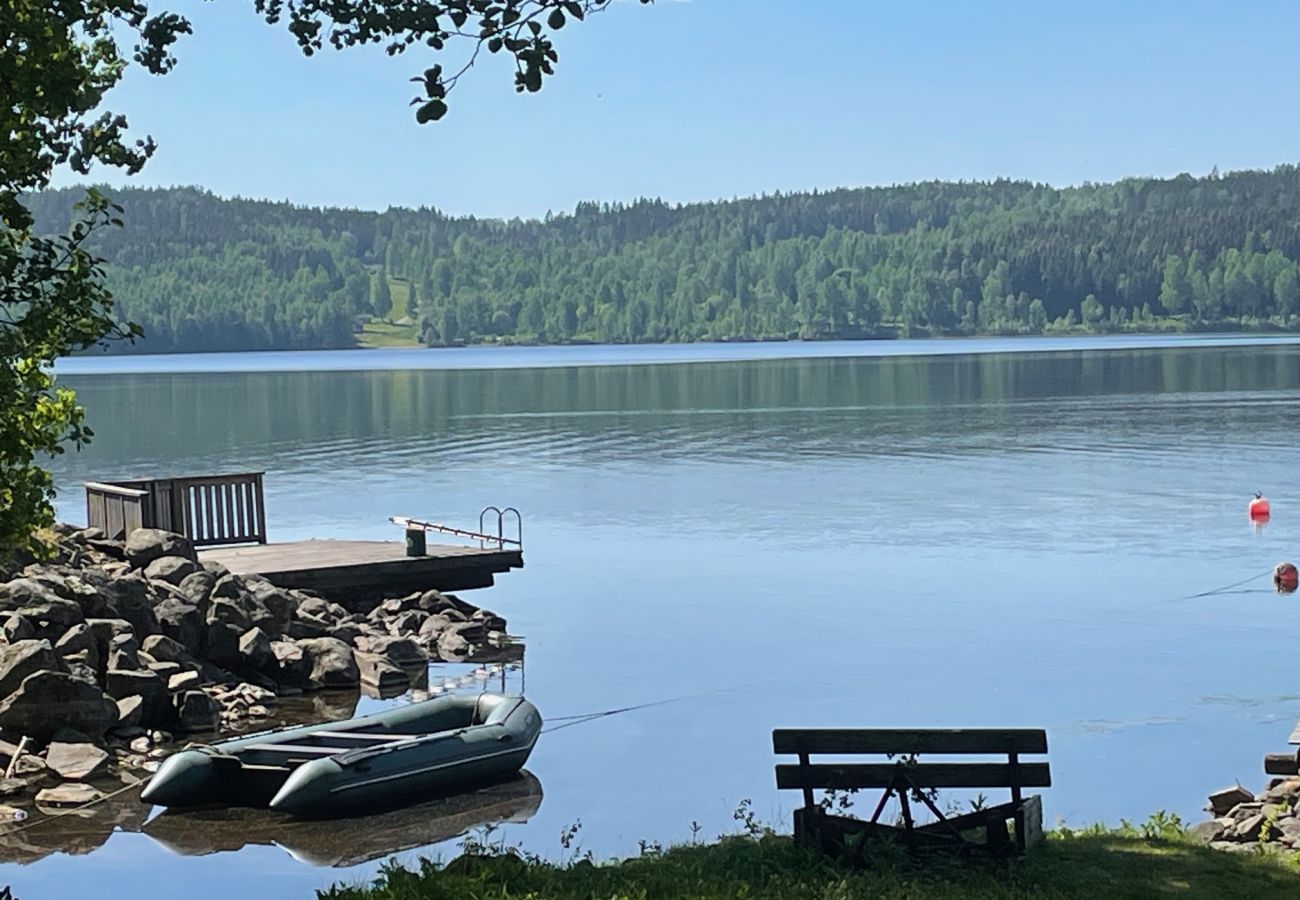 Stuga i Gustavsfors - Stuga med sjöutsikt vid sjön Lelången med båt