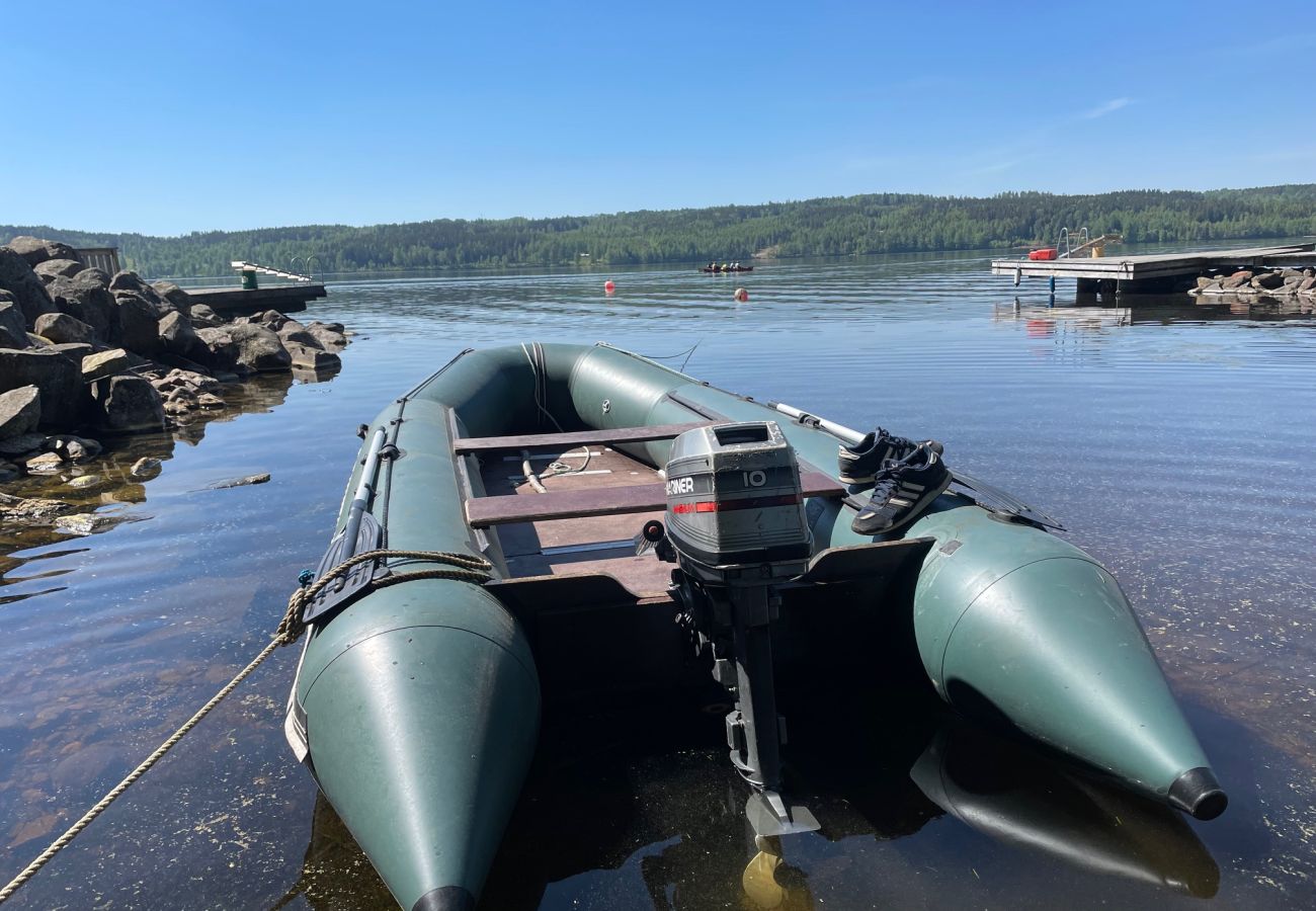 Stuga i Gustavsfors - Stuga med sjöutsikt vid sjön Lelången med båt