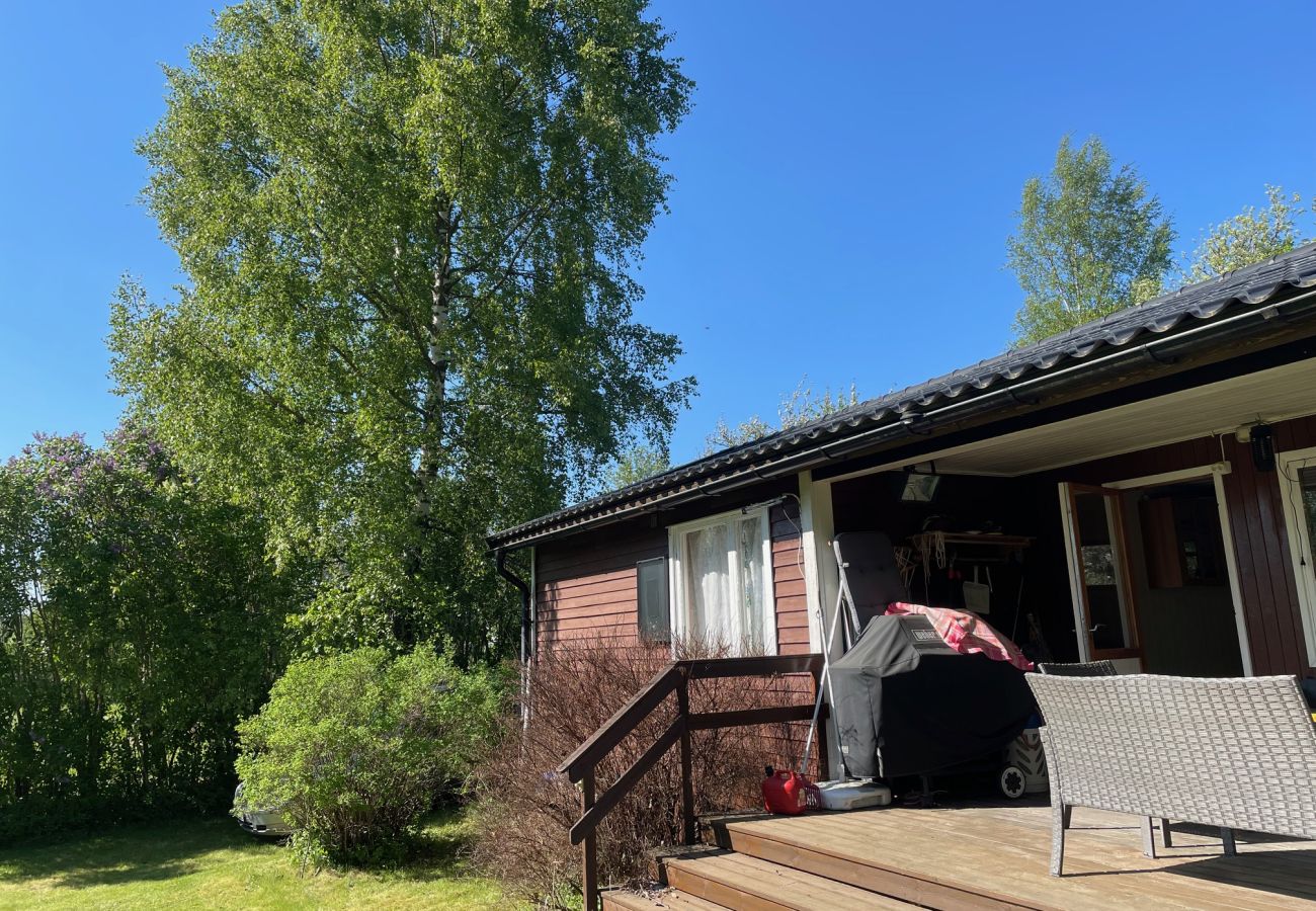 Stuga i Gustavsfors - Stuga med sjöutsikt vid sjön Lelången med båt
