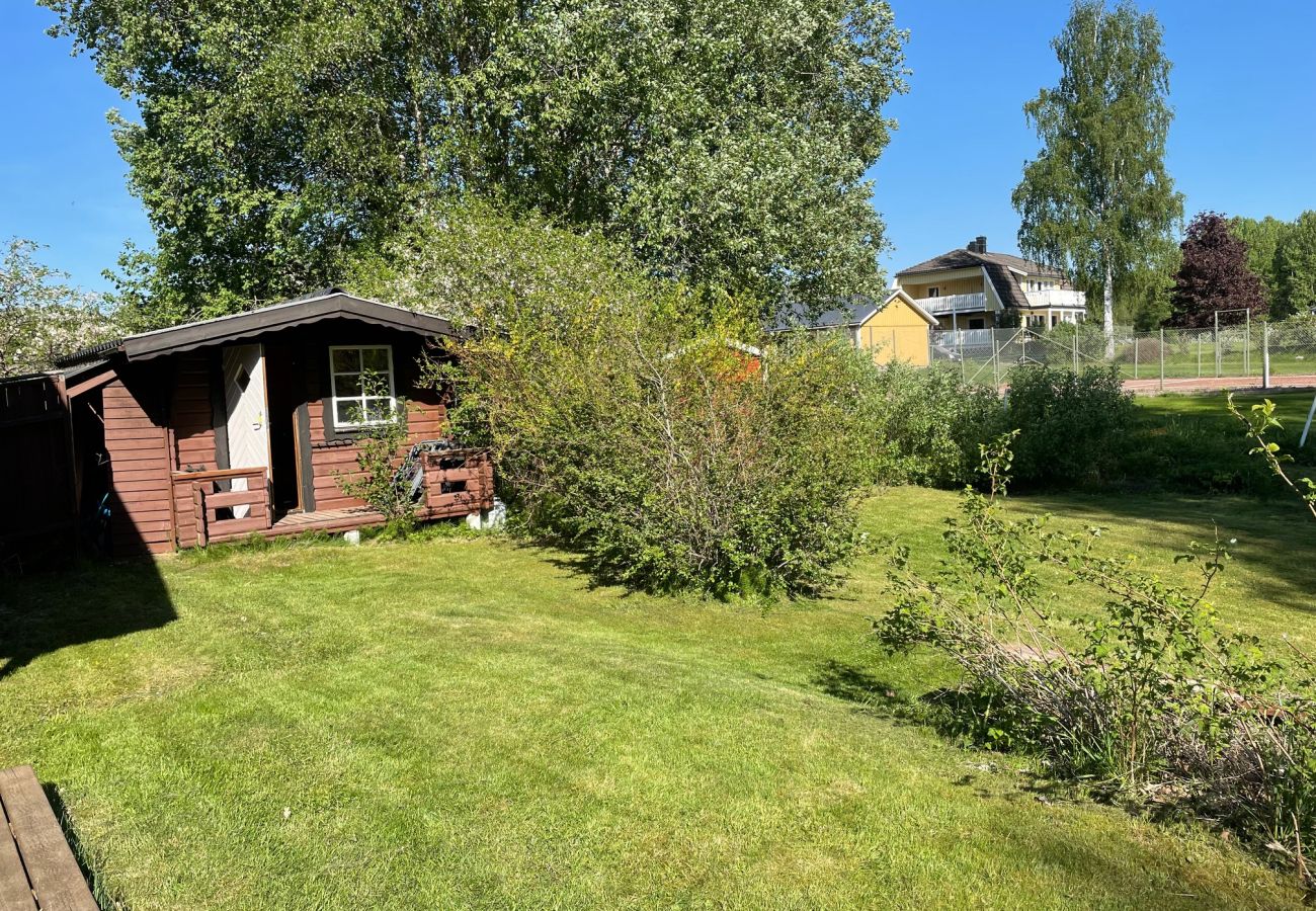 Stuga i Gustavsfors - Stuga med sjöutsikt vid sjön Lelången med båt