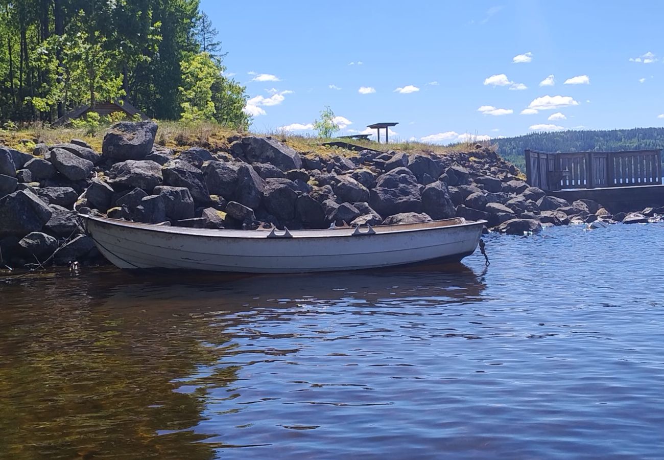 Stuga i Gustavsfors - Stuga med sjöutsikt vid sjön Lelången med båt