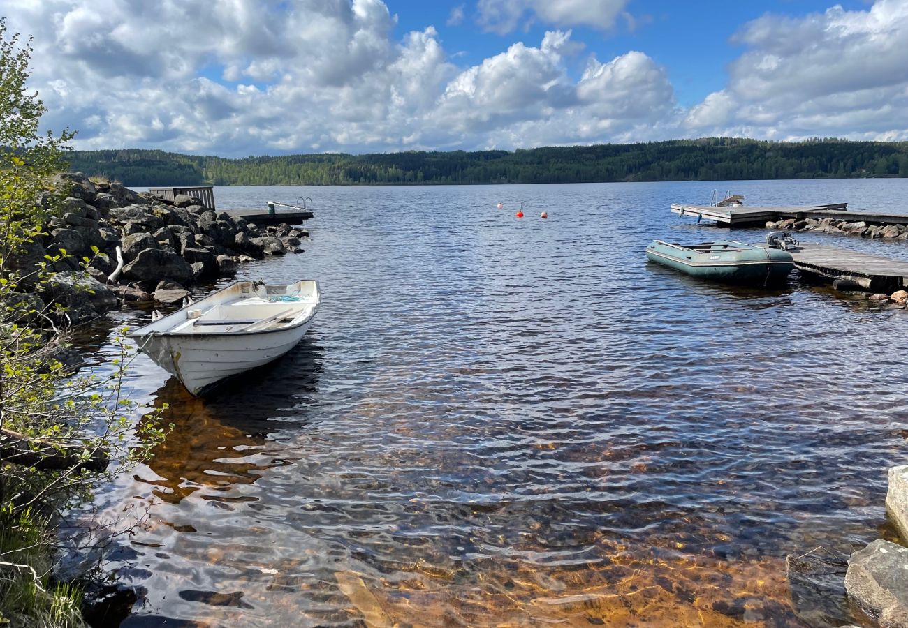 Stuga i Gustavsfors - Stuga med sjöutsikt vid sjön Lelången med båt