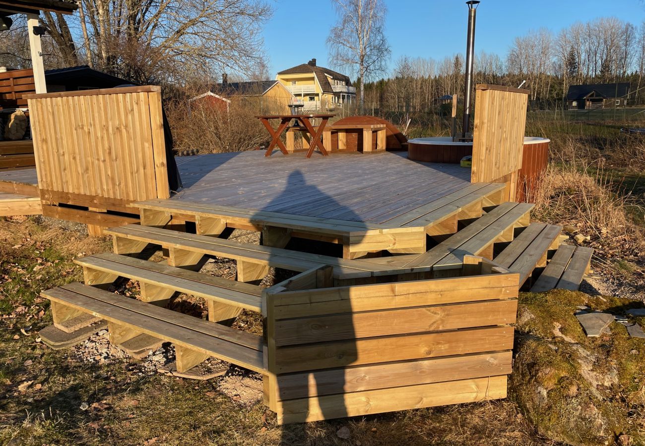 Stuga i Gustavsfors - Stuga med sjöutsikt vid sjön Lelången med båt