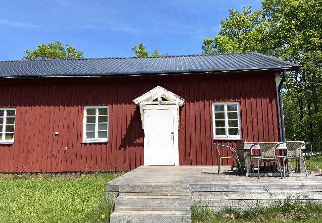  i Annerstad - Stuga på sjötomt med båtplats på sjön