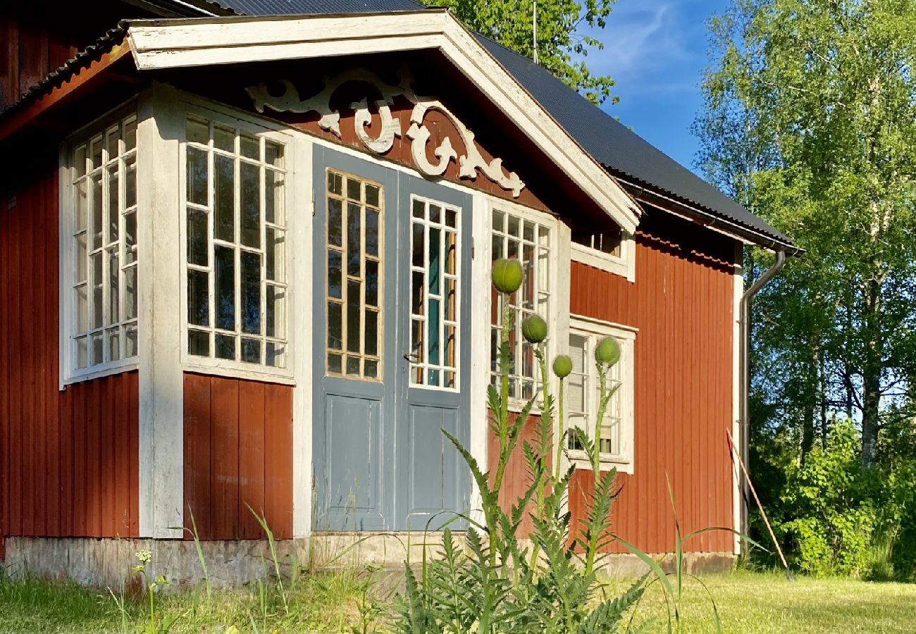 Stuga i Korsberga - Semesterhus mitt i sagoskogen i Småland med bastu