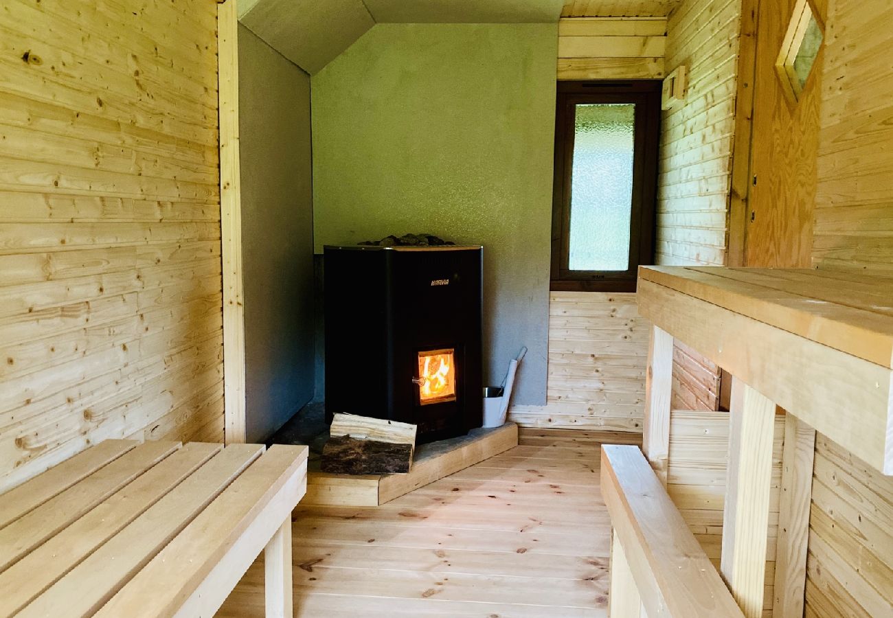 Stuga i Korsberga - Semesterhus mitt i sagoskogen i Småland med bastu