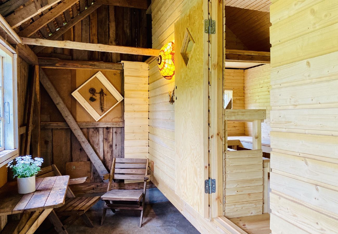 Stuga i Korsberga - Semesterhus mitt i sagoskogen i Småland med bastu