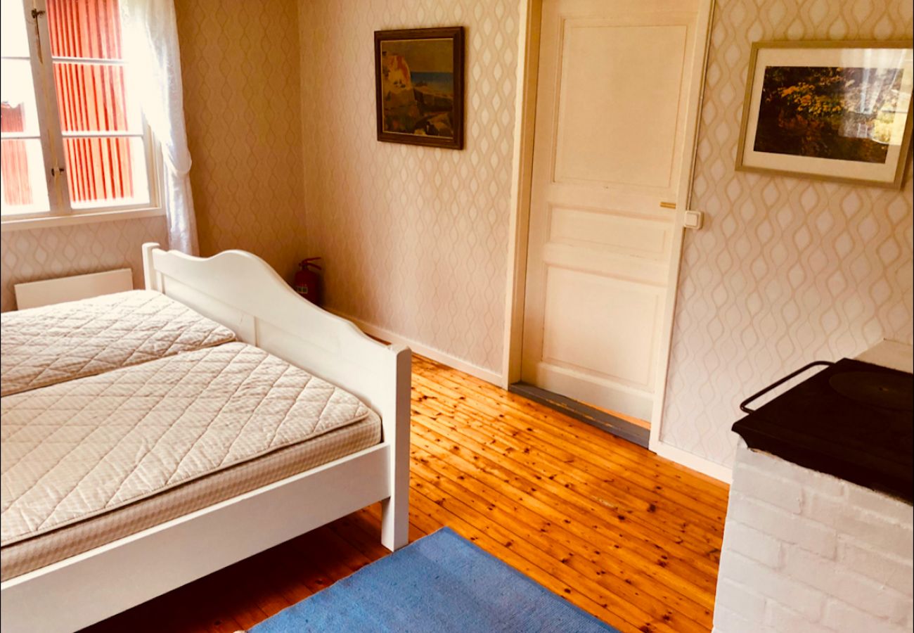 Stuga i Korsberga - Semesterhus mitt i sagoskogen i Småland med bastu