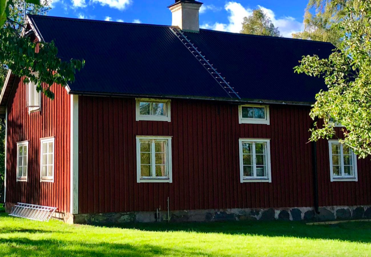 Stuga i Korsberga - Semesterhus mitt i sagoskogen med bastu