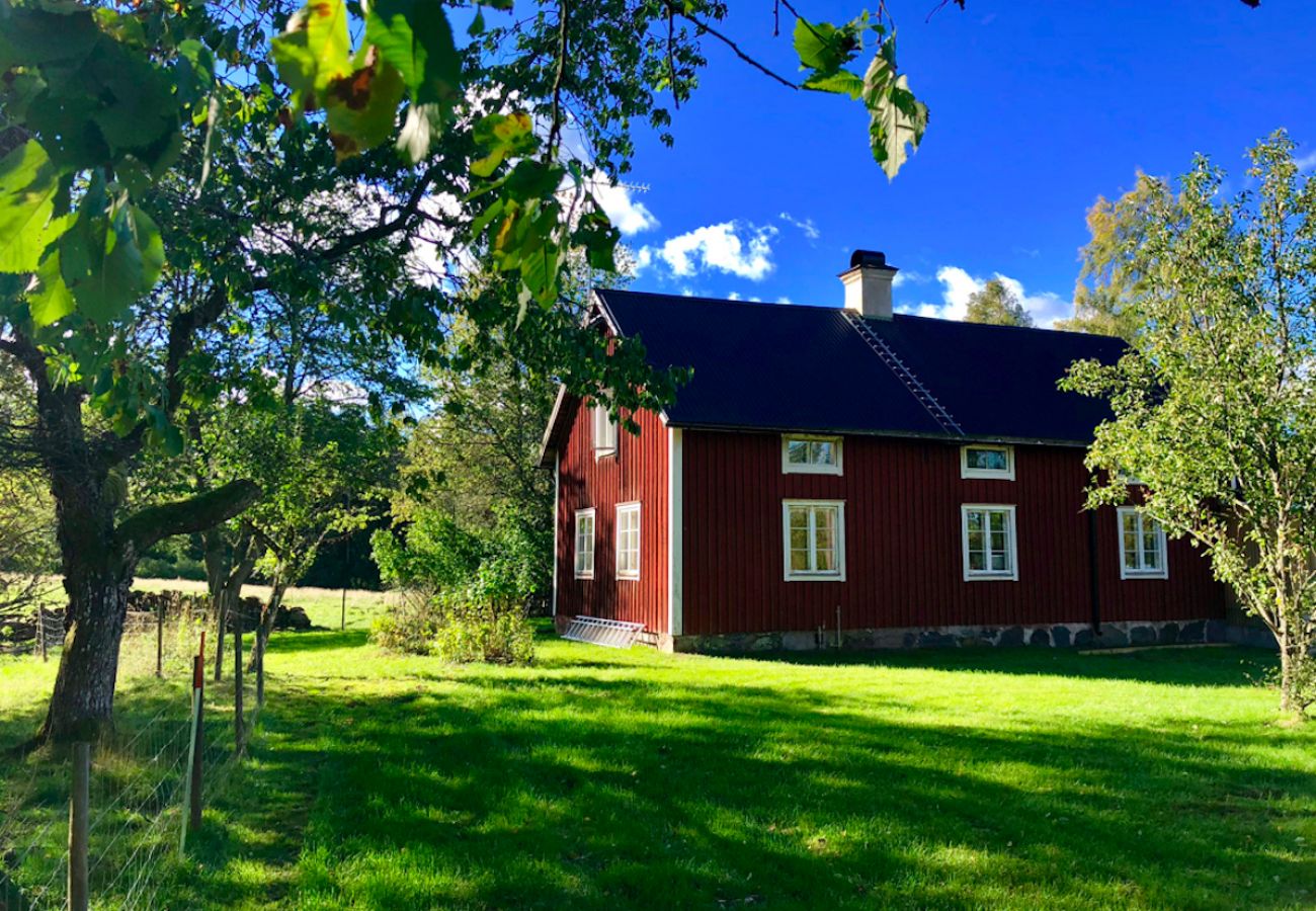 Stuga i Korsberga - Semesterhus mitt i sagoskogen i Småland med bastu