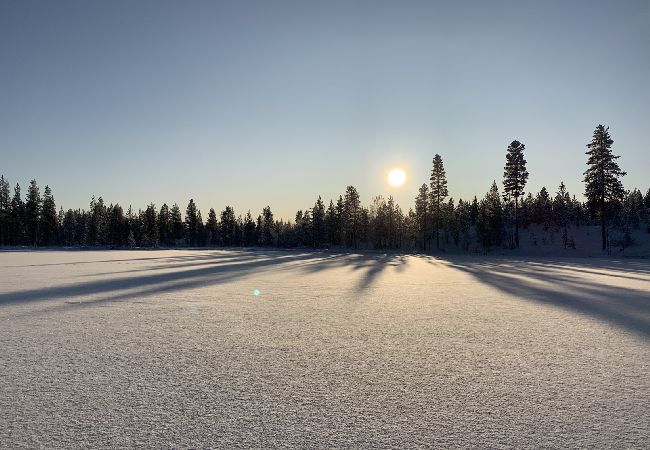 Stuga i Nattavaaraby - I vildmarken nära sjö och vacker natur (utan el, vatten, badrum) Stuga i Nattavaaraby - I vildmarken nära sjö och vacker natur (utan el, vatten, badrum)