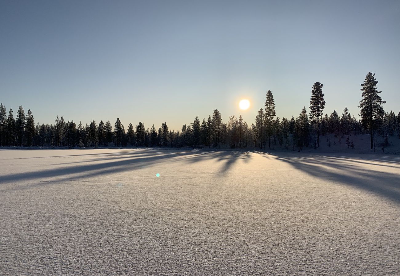 Stuga i Nattavaaraby - I vildmarken nära sjö och vacker natur (utan el, vatten, badrum)