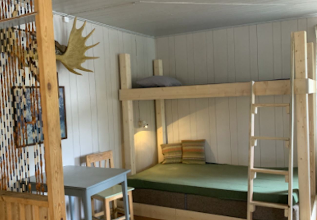Stuga i Nattavaaraby - I vildmarken nära sjö och vacker natur (utan el, vatten, badrum)