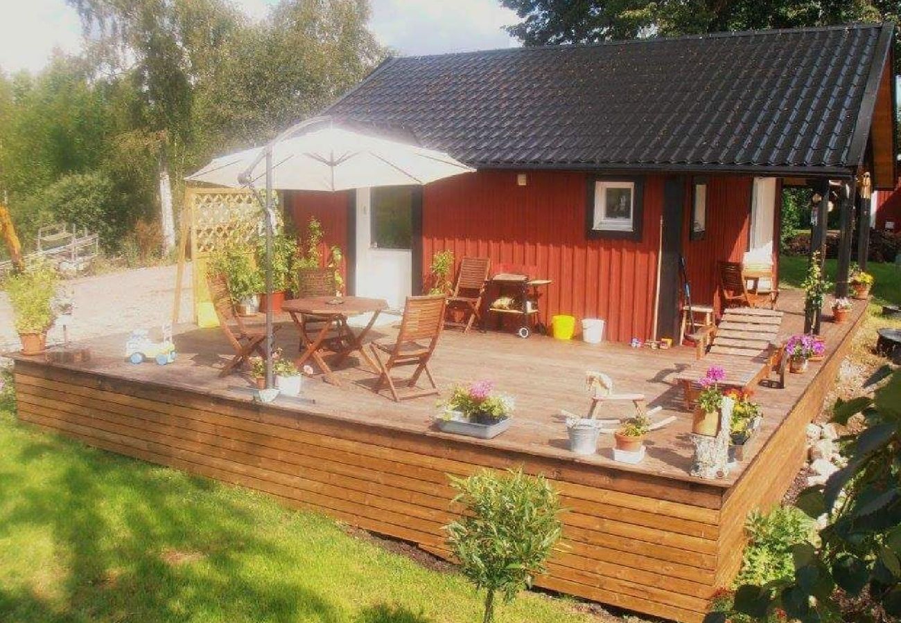 Stuga i Björklinge - Fin stuga med sjöläge i Björklinge