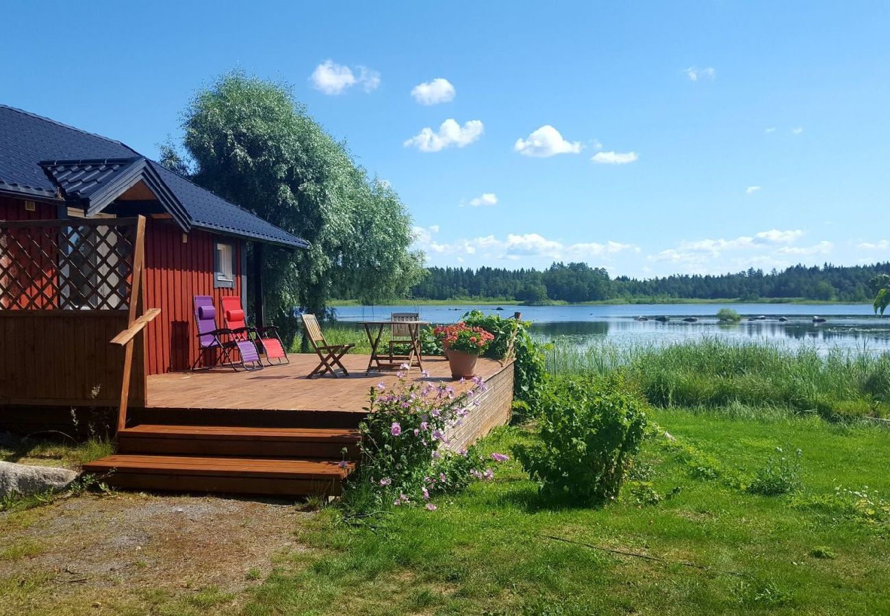 Stuga i Björklinge - Fin stuga med sjöläge i Björklinge