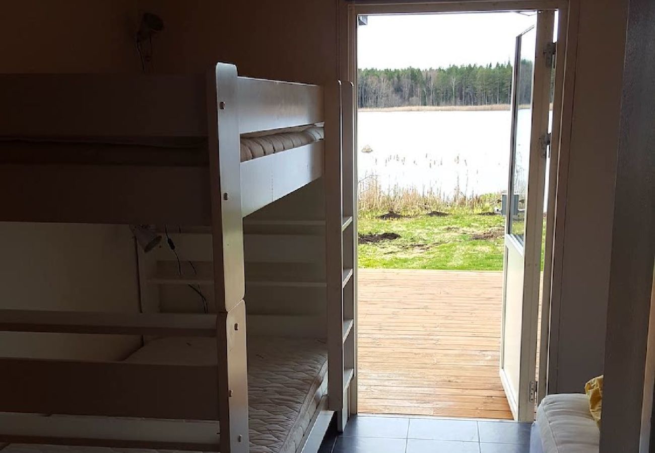 Stuga i Björklinge - Fin stuga med sjöläge i Björklinge