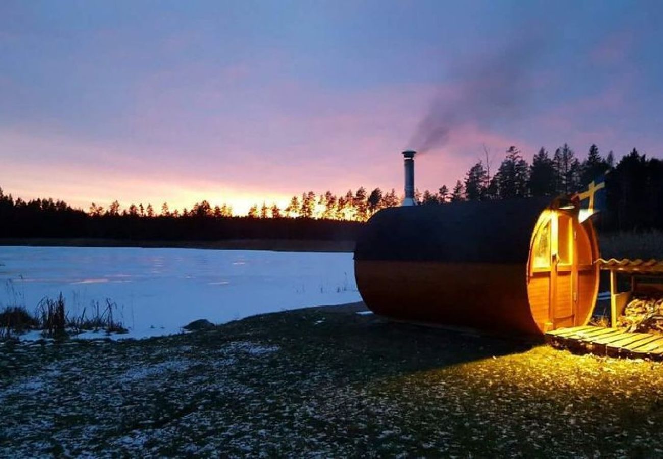 Stuga i Björklinge - Fin stuga med sjöläge i Björklinge