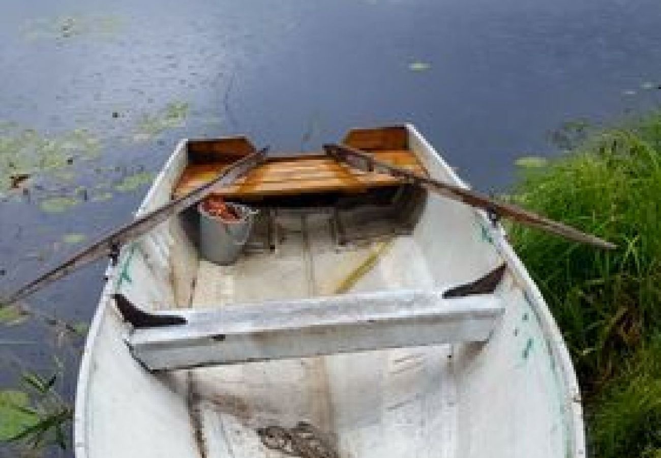 Stuga i Björklinge - Fin stuga med sjöläge i Björklinge