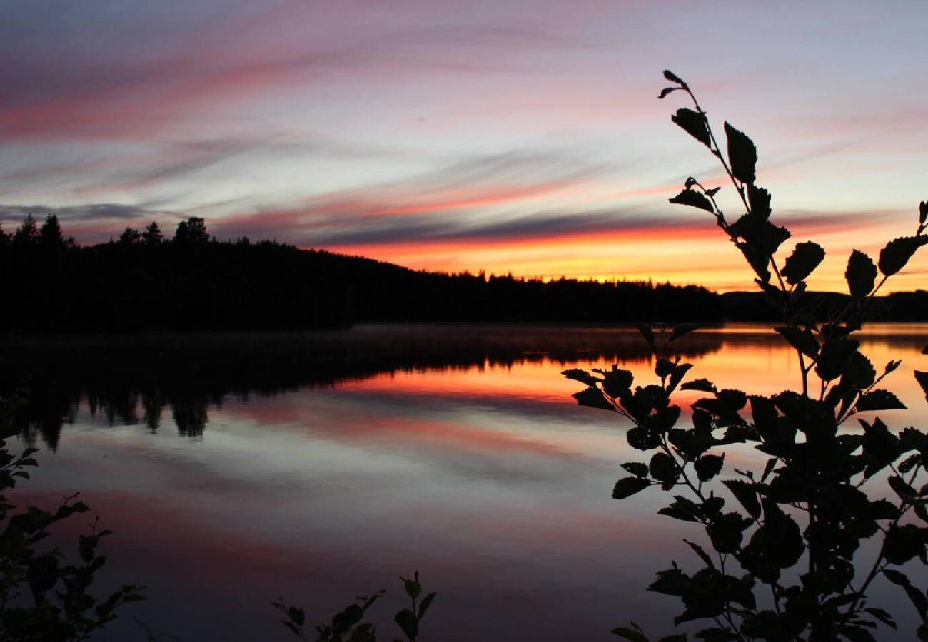 Stuga i Svärdsjö - Modern stuga vid vackra Hinsen sjön