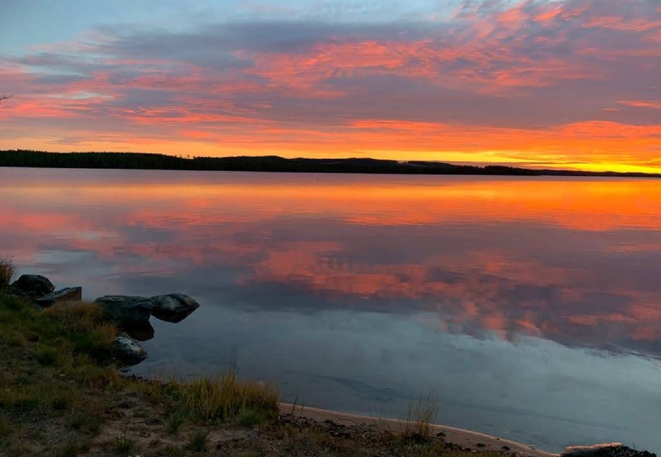 Stuga i Svärdsjö - Modern stuga vid vackra Hinsen sjön