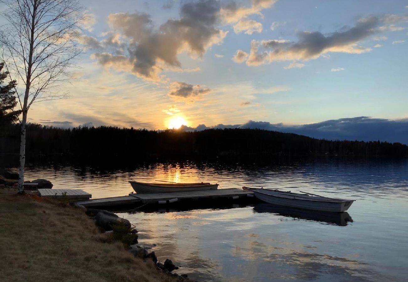 Stuga i Svärdsjö - Modern stuga vid vackra Hinsen sjön