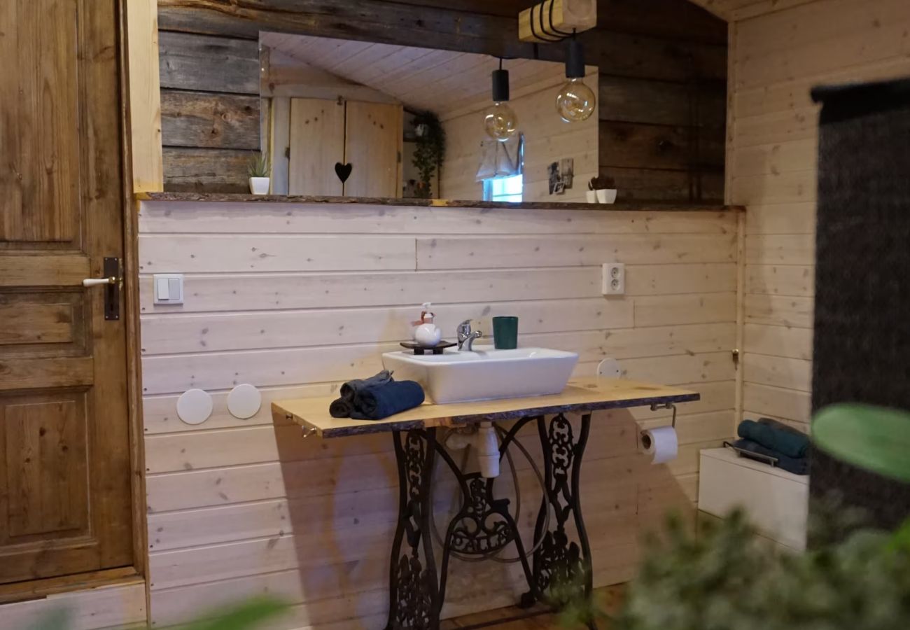 Stuga i Kopparberg - Semesterstuga i skogsbrynet i Bergslagen