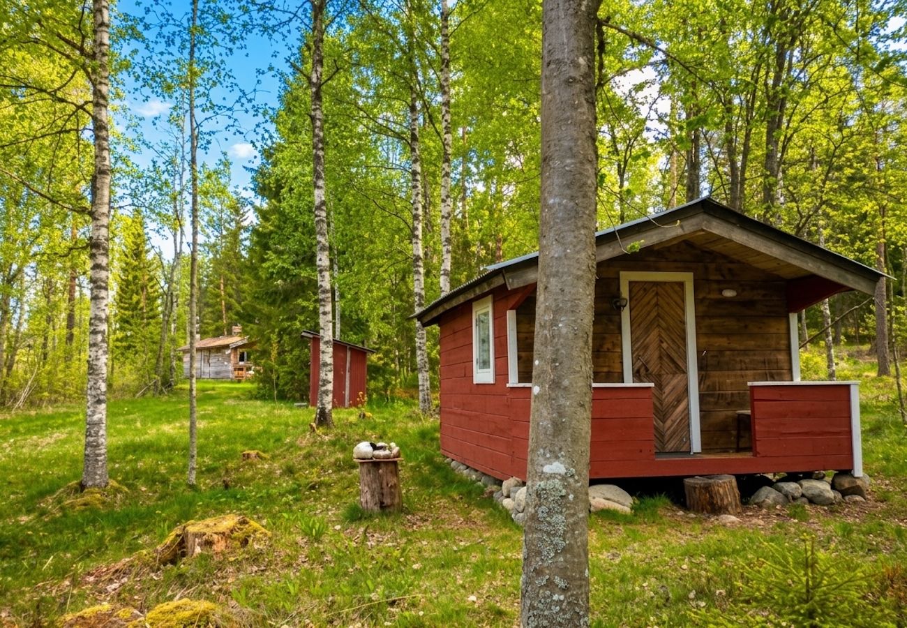 Stuga i Kopparberg - Semesterstuga i skogsbrynet i Bergslagen