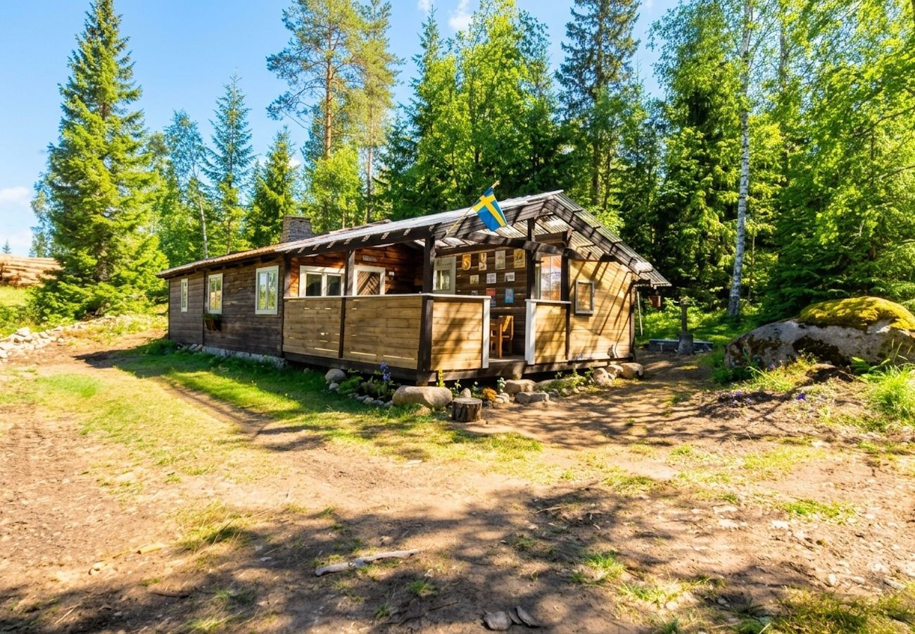 Stuga i Kopparberg - Semesterstuga i skogsbrynet i Bergslagen