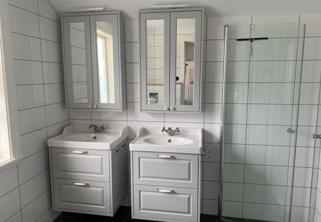 Stuga i Lysekil - Semester med fantastisk utsikt över Lysekil Stuga i Lysekil - Semester med fantastisk utsikt över Lysekil