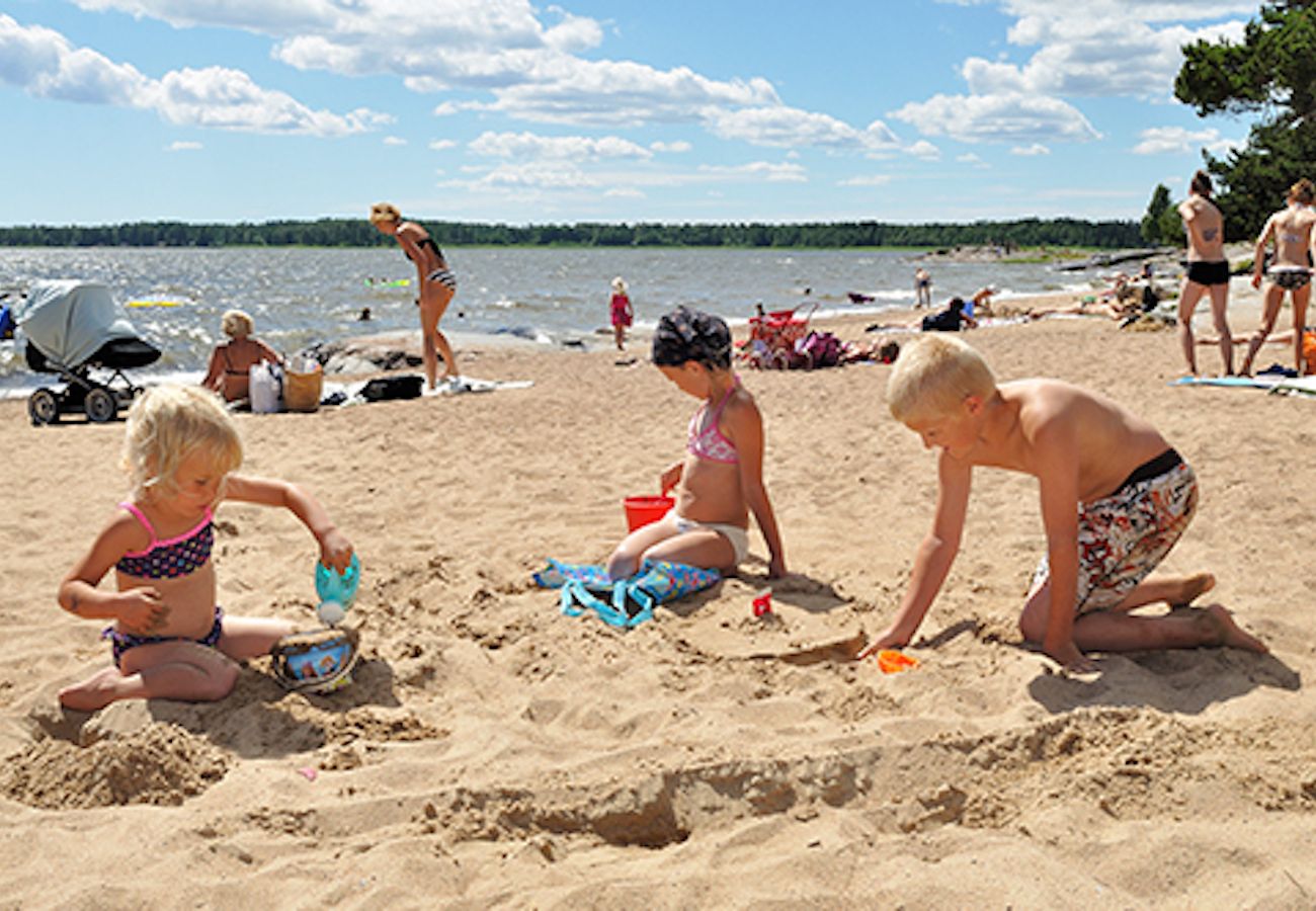Stuga i Molkom - Sandtorp - Mitt i skogen och inte långt från Värmlands Rivera och Ängsbacka