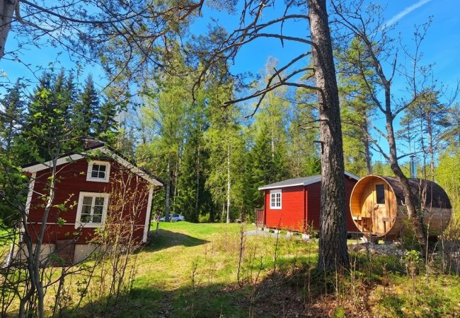 Stuga i Nora - Avskilt läge, tillbaka till naturen med egen bastu
