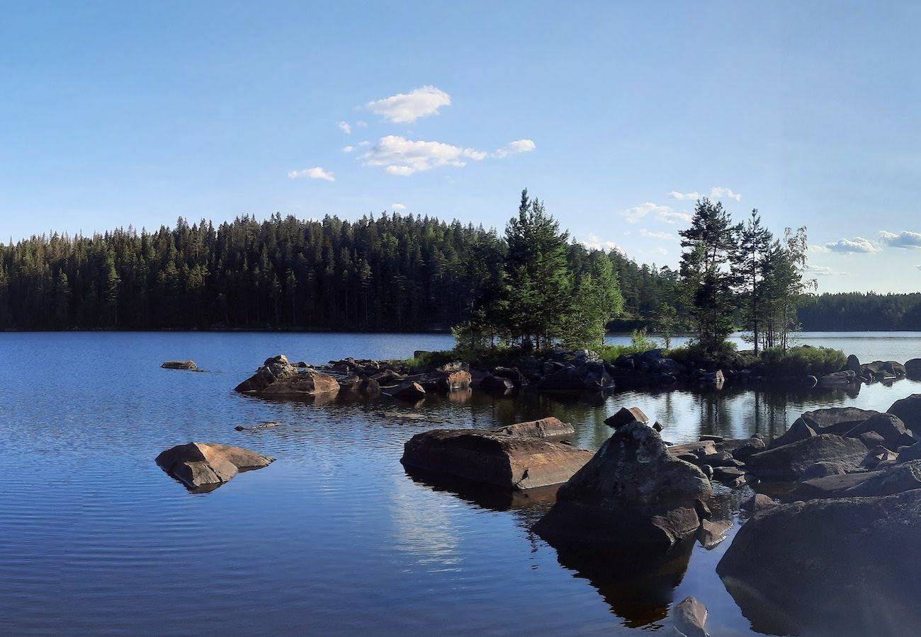 Stuga i Nora - Avskilt läge, tillbaka till naturen